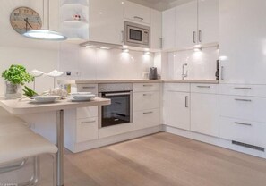 Kühlschrank, Mikrowelle, Ofen, Herdplatte