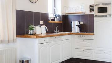 Kühlschrank, Mikrowelle, Herdplatte, Geschirrspüler