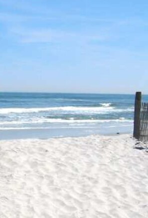 Plage à proximité, chaises longues, serviettes de plage