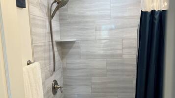 Ducha y bañera combinadas, secador de pelo, toallas y jabón