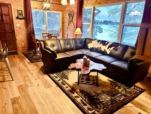Smart TV, fireplace - Relax in a cozy and private lake front cabin with breathtaking views! (Chickamaw Beach)