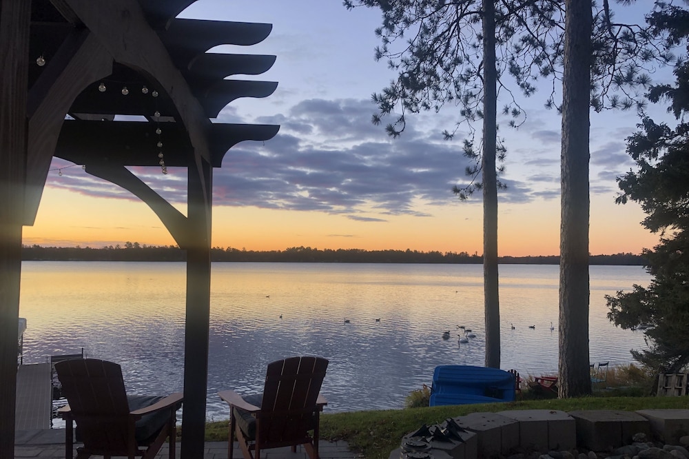 Relax in a cozy and private lake front cabin with breathtaking views!
