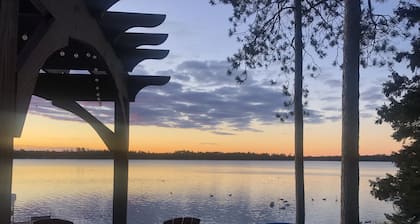 Relax in a cozy and private lake front cabin with breathtaking views!