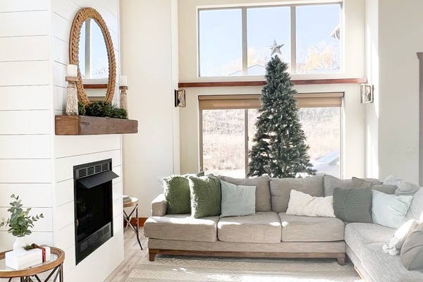 Smart-tv, een open haard en tafelvoetbal