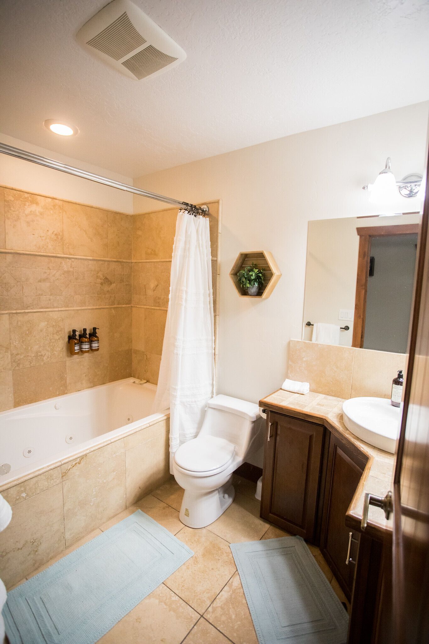 Combined shower/tub, jetted tub, towels, soap