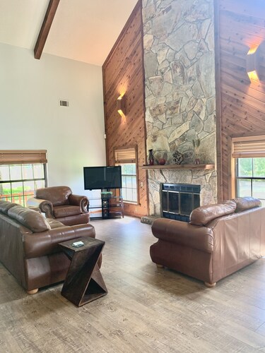 Private lakeside cabin with fire pit, GAME ROOM, kayaks. 