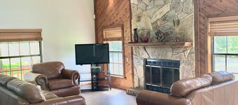 Private lakeside cabin with fire pit, GAME ROOM, kayaks. 