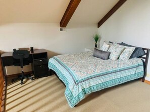 2 quartos, escrivaninha, ferros/tábuas de passar roupa