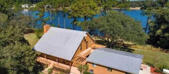 Private lakeside cabin with fire pit, GAME ROOM, kayaks. 
