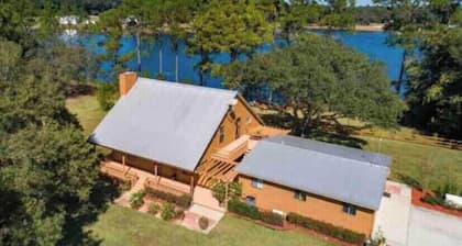 Private lakeside cabin with fire pit, GAME ROOM, kayaks.