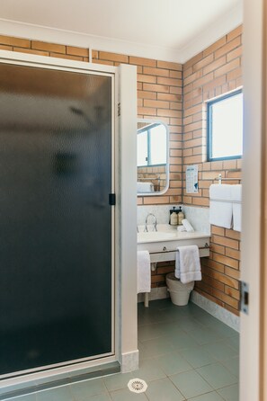 Shower, free toiletries, hair dryer, towels - Oasis Motor Inn Blackall (Blackall)