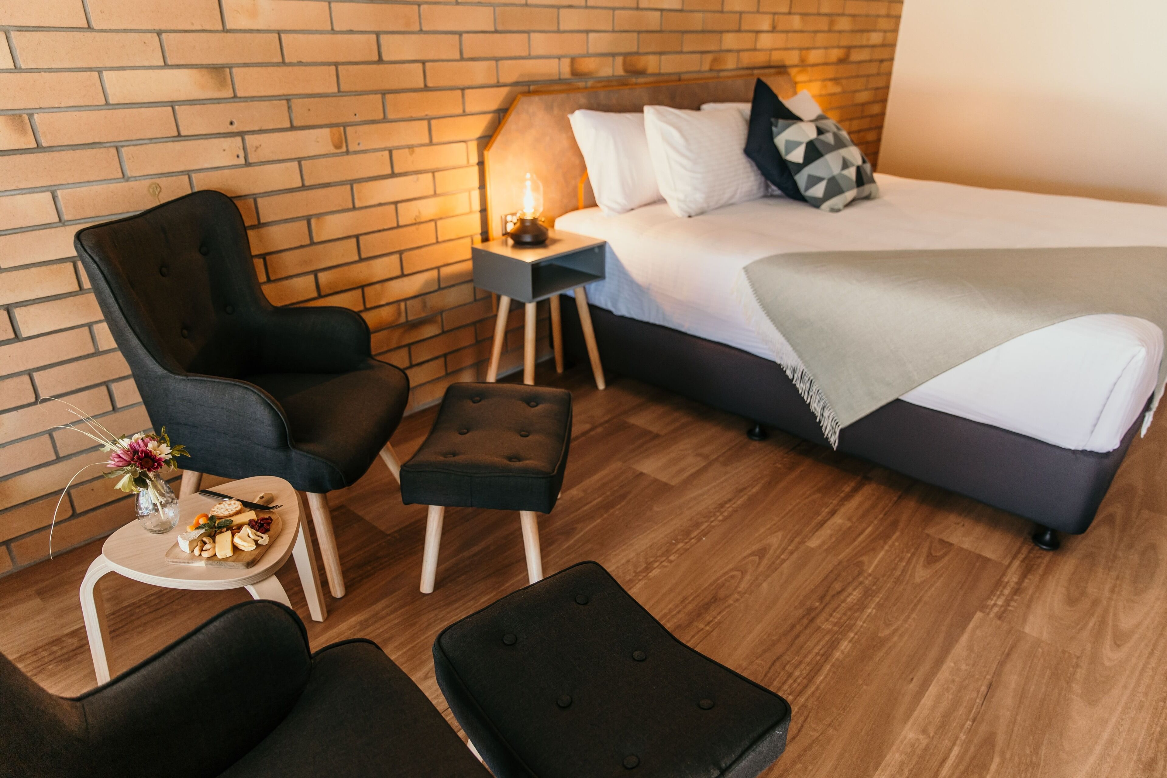 Deluxe tweepersoonskamer, 1 kingsize bed, koelkast en magnetron | Woonruimte | Een 42-inch smart-tv met digitale zenders en een televisie