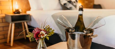 Dobbeltrom, kjøleskap og mikrobølgeovn | Skrivebord, skrivebord for bærbar PC og strykejern/-brett