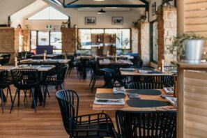 Breakfast and dinner served - Oasis Motor Inn Blackall (Blackall)
