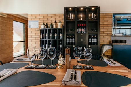 供应早餐和晚餐