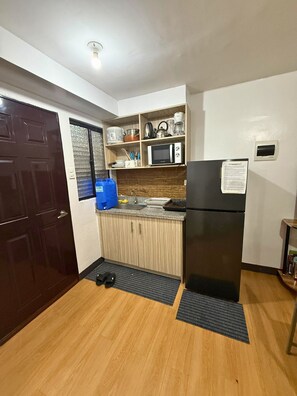 Refrigerador, microondas, cafetera y tetera y tetera eléctrica 