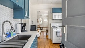 Kaffe- och tebryggare, kylskåp, mikrovågsugn och ugn