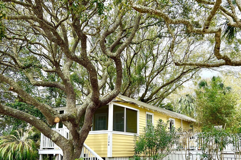 Location & Charm! Steps from downtown restaurants, shops and beach!