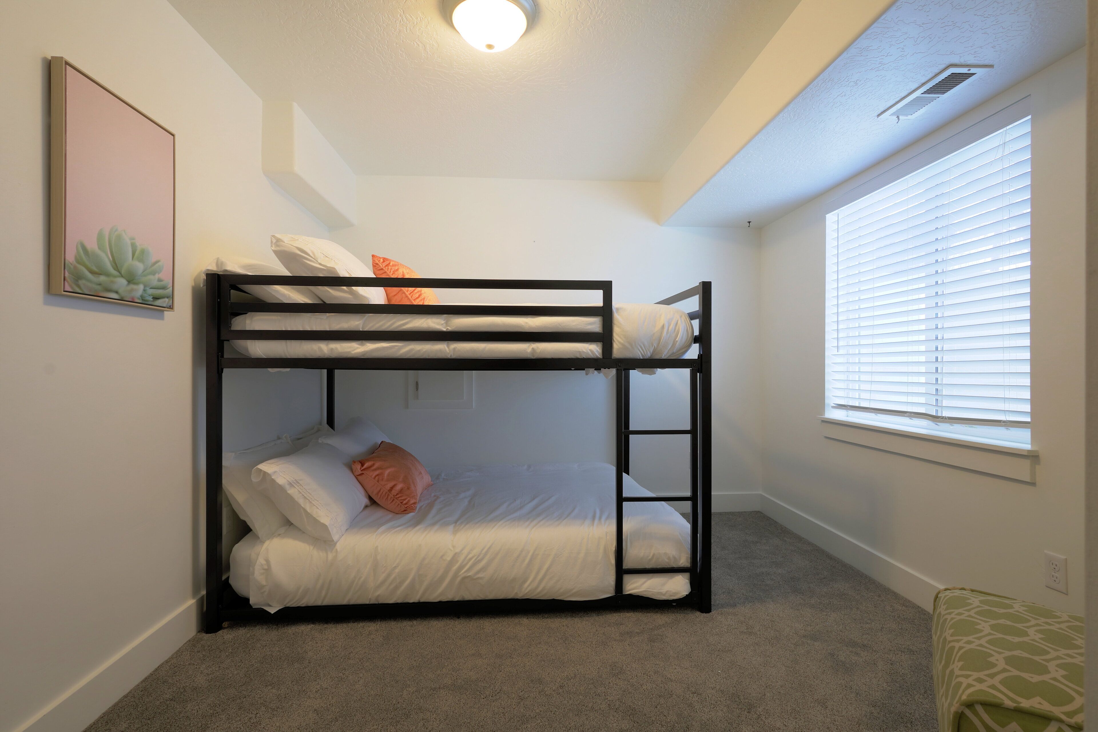 Deluxe 2Br Apt w/ Purple Qn Mattress on Private St