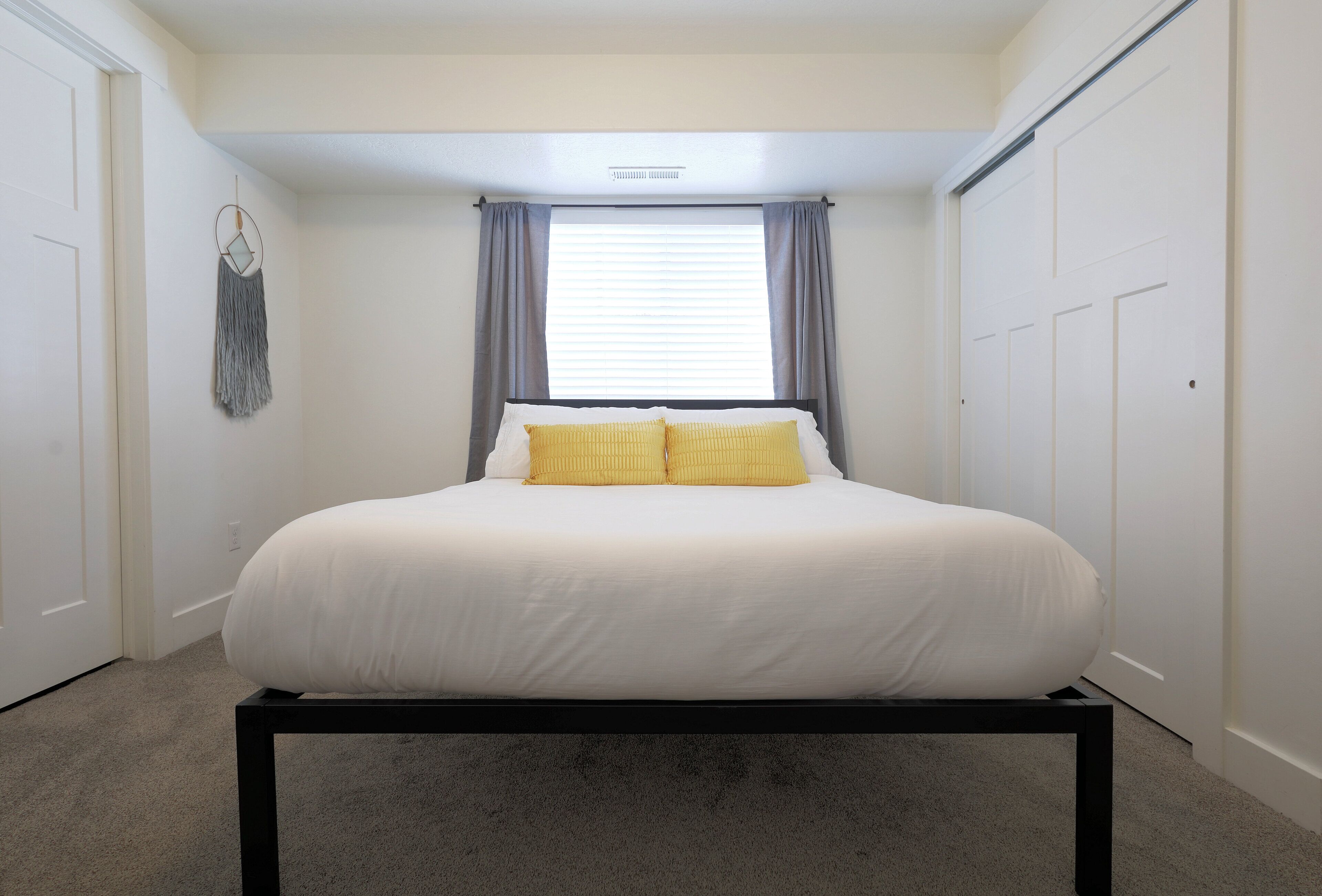 Deluxe 2Br Apt w/ Purple Qn Mattress on Private St