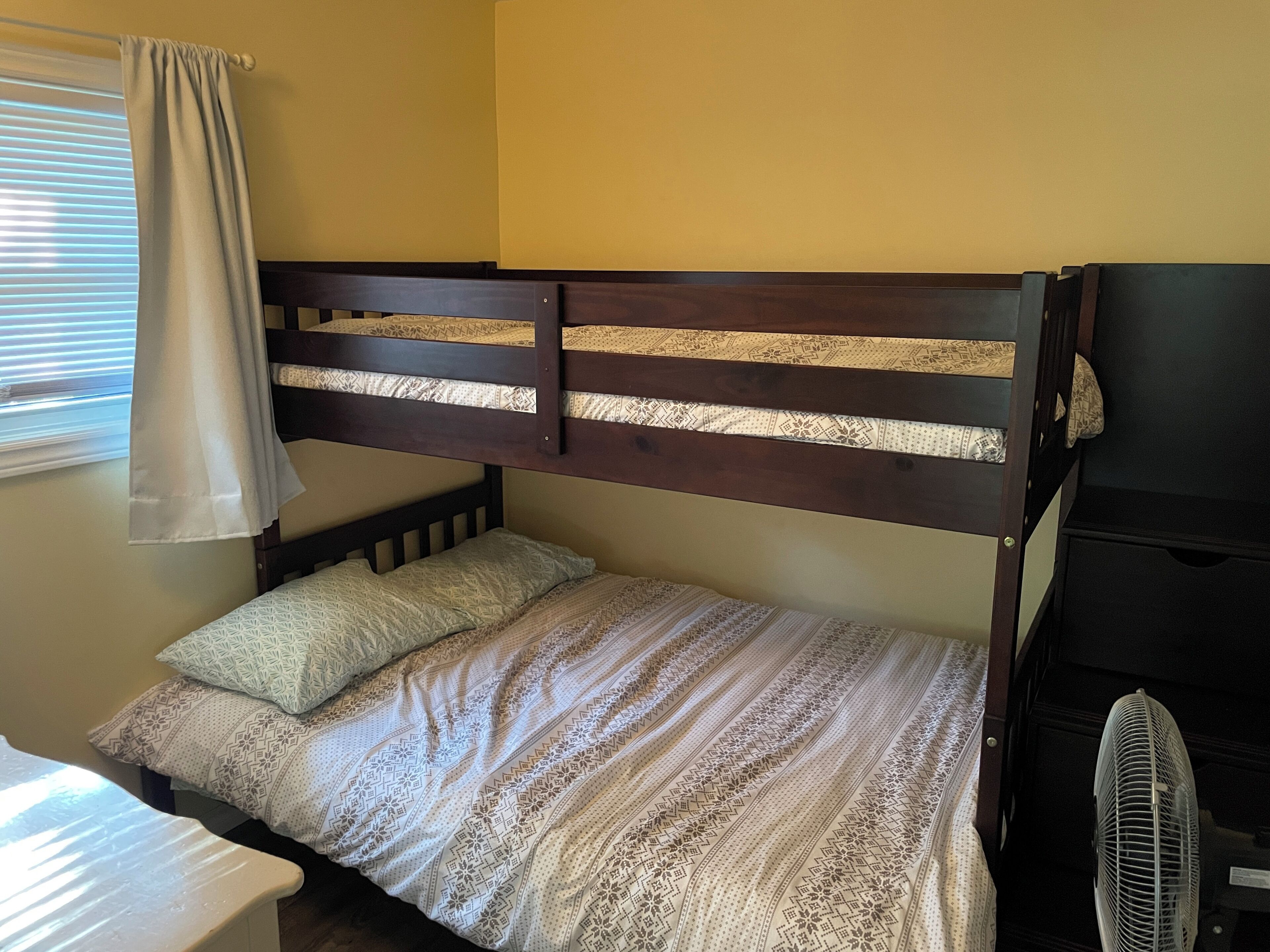 Cozy 3 bedroom cottage, short walk from the beach