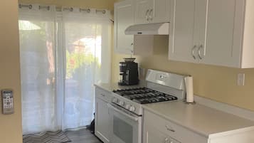 Microondas, horno, placa de cocina