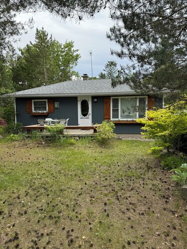 Cozy 3 bedroom cottage, short walk from the beach