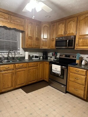 Refrigerador, microondas, horno y parrilla de estufa 