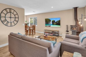 Smart TV, table tennis
