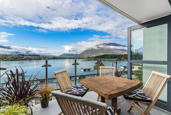 Outdoor dining - Exciting Queenstown - luxury, spacious apartment close to Queenstown (Queenstown)