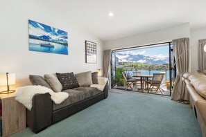 Smart TV, fireplace - Exciting Queenstown - luxury, spacious apartment close to Queenstown (Queenstown)