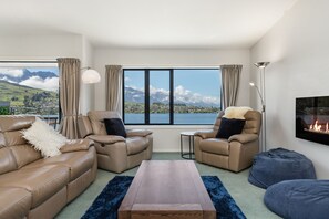 Smart TV, fireplace - Exciting Queenstown - luxury, spacious apartment close to Queenstown (Queenstown)