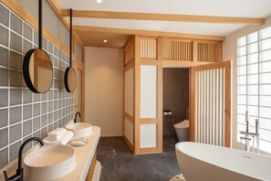 Signature G | Badezimmer | Kostenlose Toilettenartikel, Haartrockner, Bademäntel, Bidet