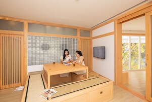 Signature G | Area keluarga | Televisi LCD 43-inci dengan saluran TV kabel dan TV