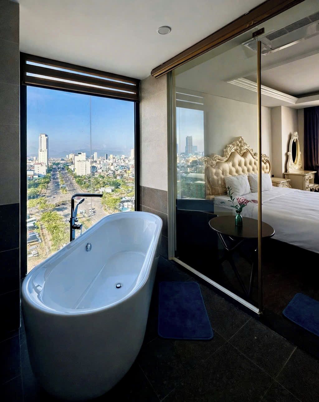 Executive Suite | Bathroom | Shower, rainfall showerhead, free toiletries, hair dryer