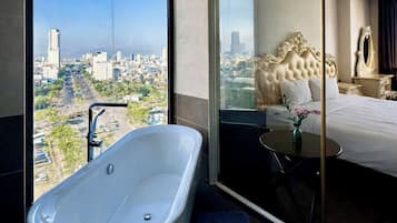 Executive Suite | Bathroom | Shower, rainfall showerhead, free toiletries, hair dryer