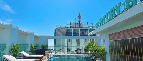 Piscina externa, guarda-sóis, espreguiçadeiras