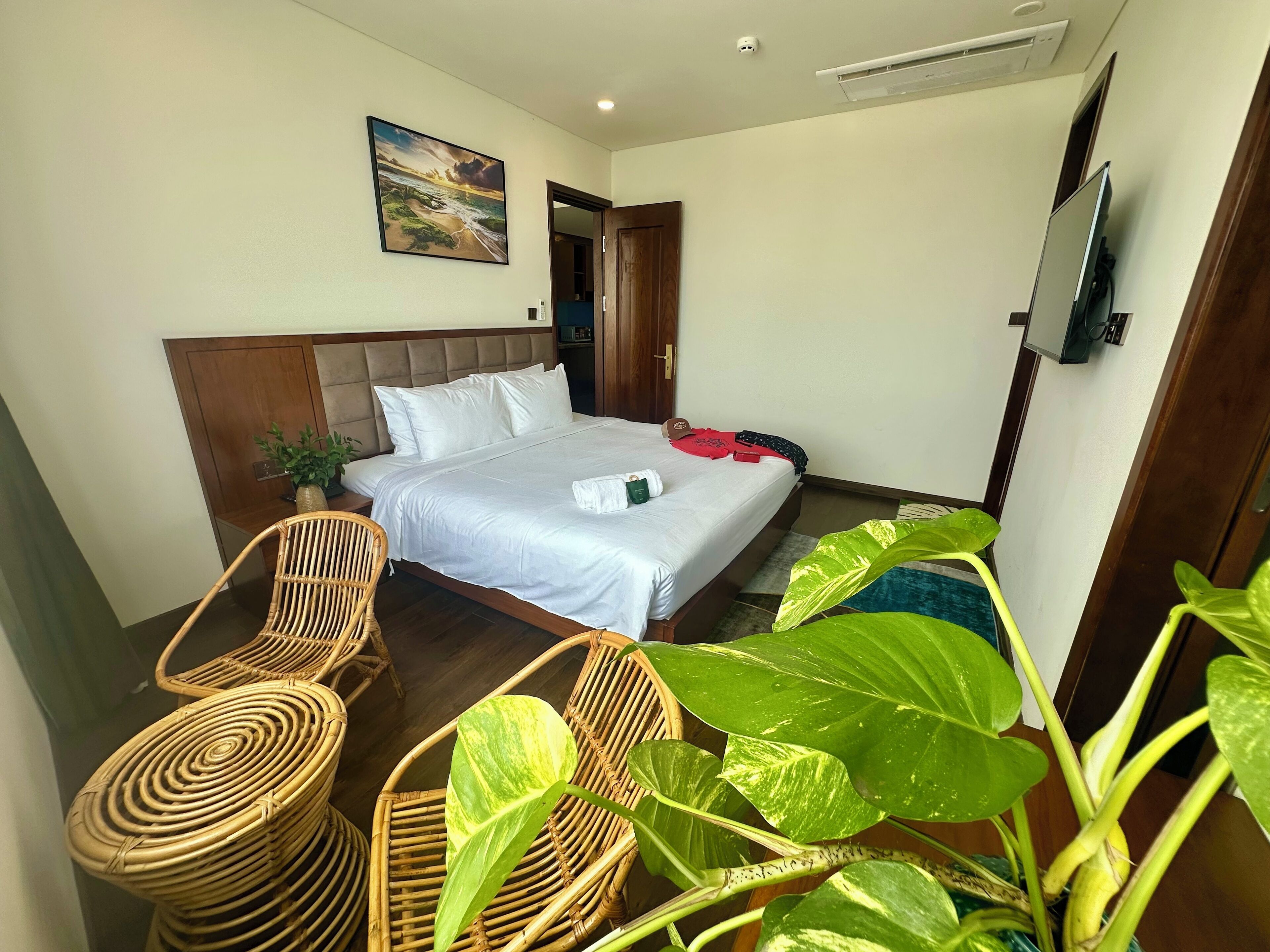 Family Suite | Minibar, desk, laptop workspace, blackout drapes