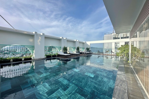 Piscine extérieure, parasols de plage, chaises longues