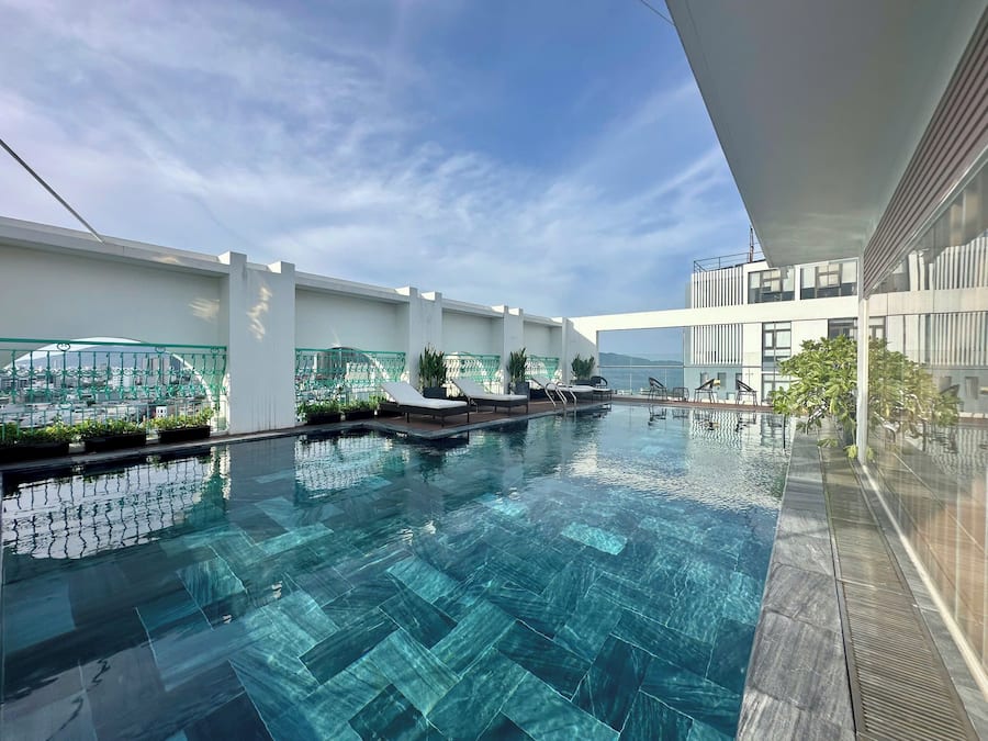 Piscina externa, guarda-sóis, espreguiçadeiras