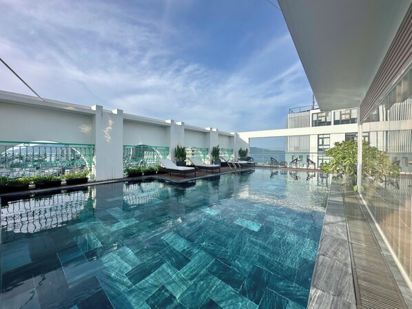 Outdoor pool, pool umbrellas, sun loungers - Century Hotel (Da Nang)