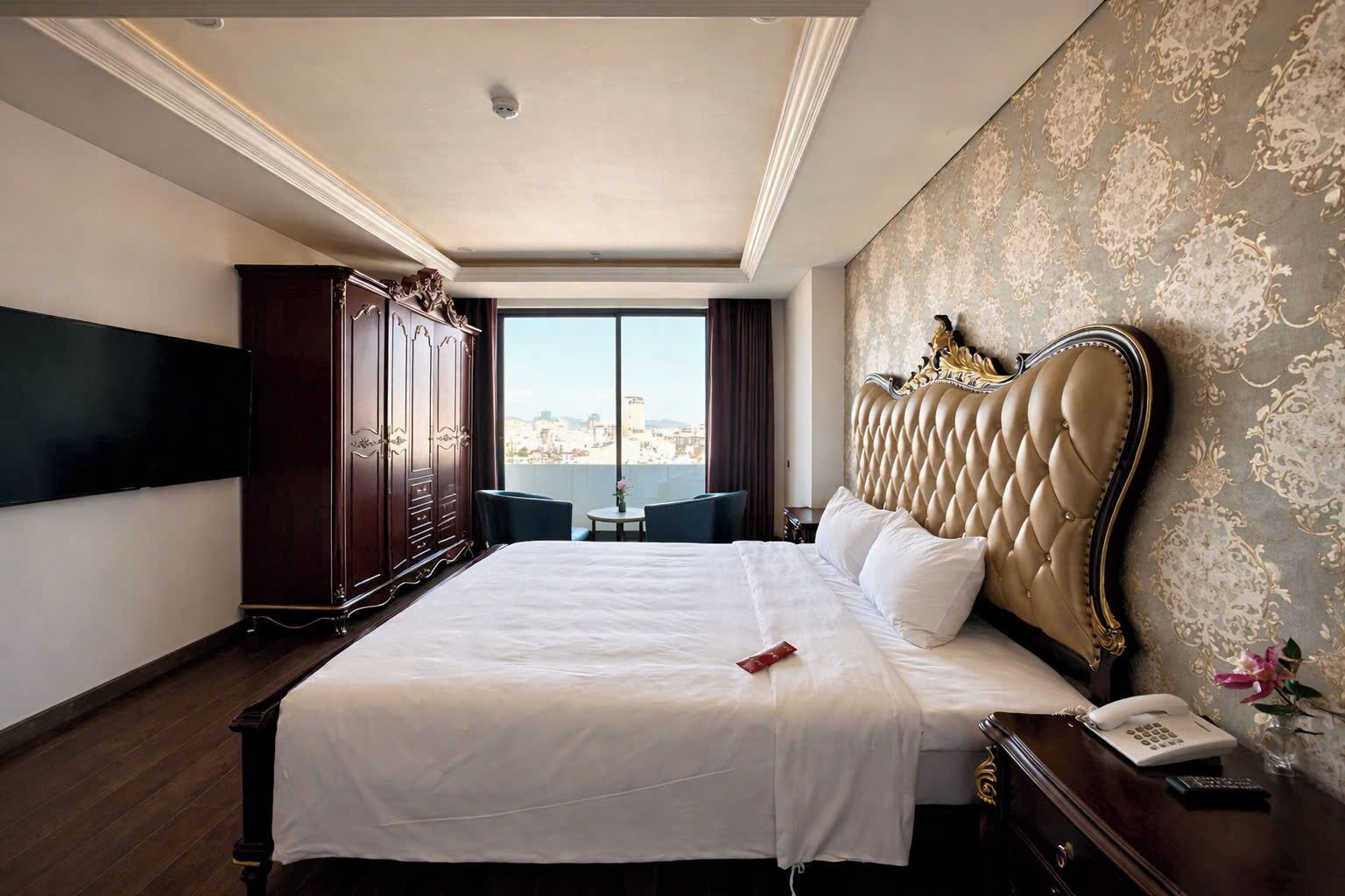 Executive Suite | Premium bedding, down comforters, Select Comfort beds, minibar
