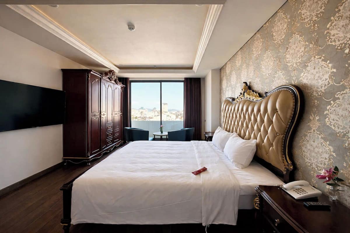 Executive Suite | Premium bedding, down comforters, Select Comfort beds, minibar