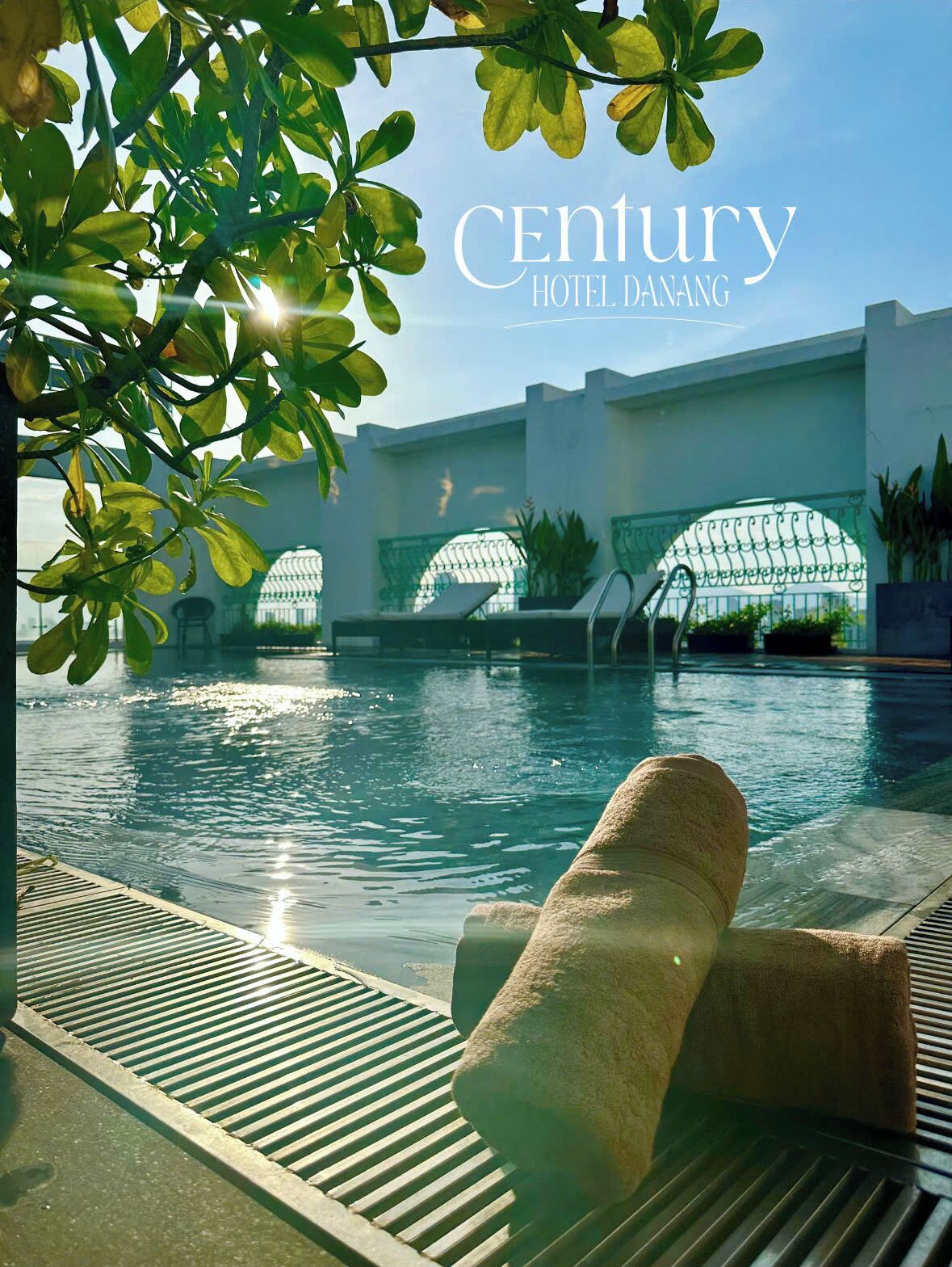 Outdoor pool, pool umbrellas, sun loungers
