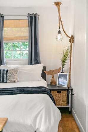 3 soverom, skrivebord, strykejern/-brett og reiseseng for barn