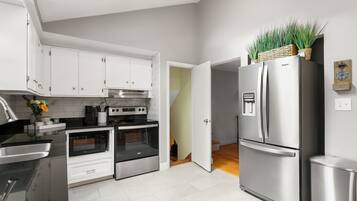 Frigorífico, microondas, horno y placa de cocina