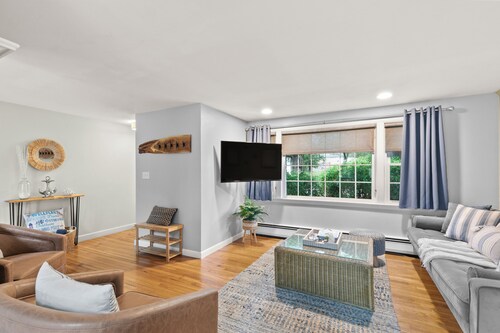 Modern Beach & Pond Getaway; Heart of Cape Cod