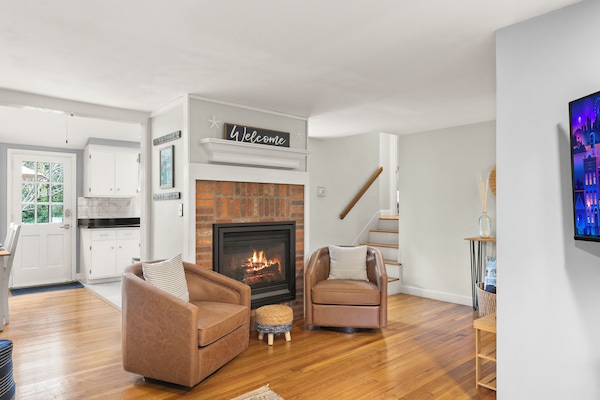 Smart TV, chimenea, libros