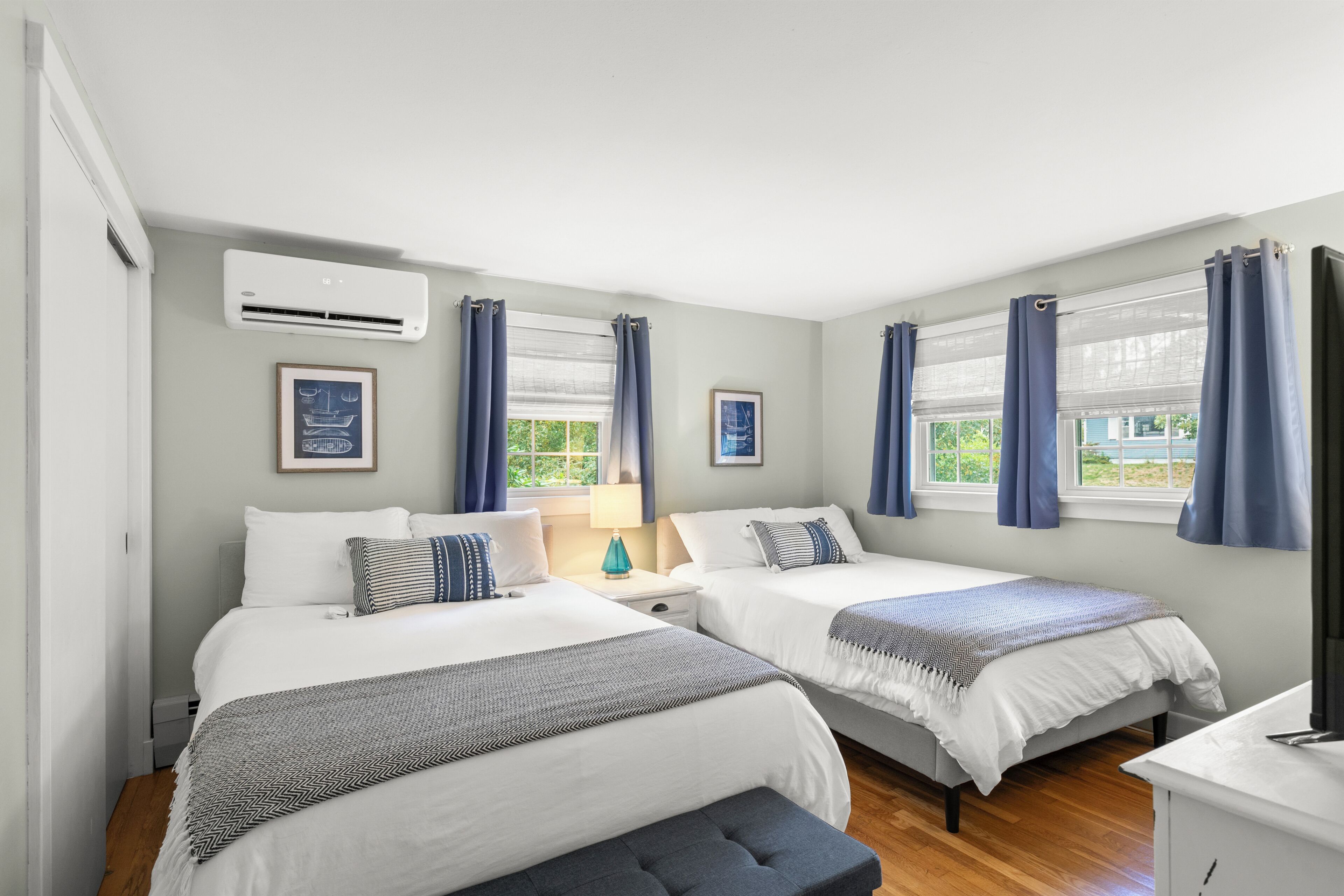 3 slaapkamers, een bureau, een strijkplank/strijkijzer, reisbedje