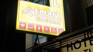 Cartell d'hotel amb serveis que inclouen Wi-Fi gratuït, televisió, aigua mineral, dutxa calenta i altres serveis.